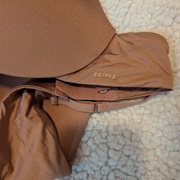 SKIMS Wireless Form Push-up Plunge Bra - Picture 2 of 5
